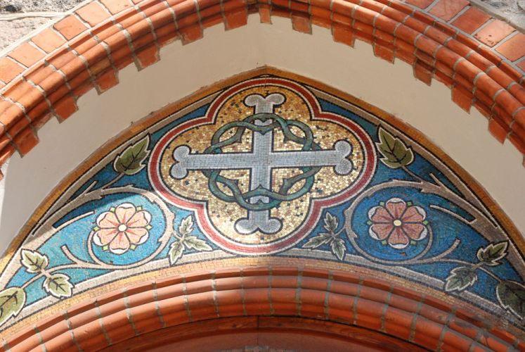 Mozaika nad jednym z wejść bocznych do kościoła