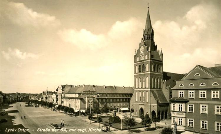 Kościół na pocztówce z lat 40 XX w.