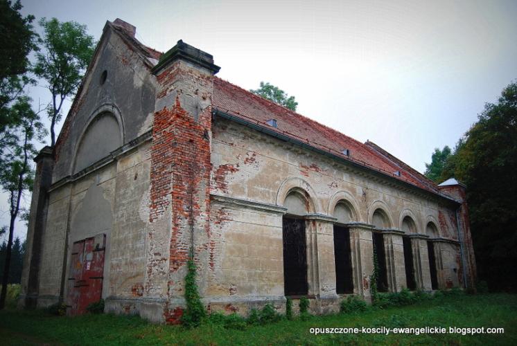 Opuszczony kościół ewangelicko-augsburski w Piotrowicach