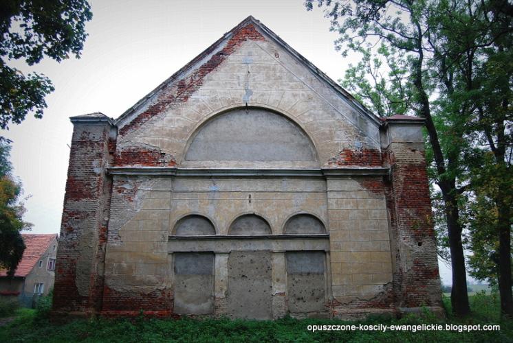 Opuszczony kościół ewangelicko-augsburski w Piotrowicach