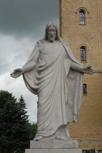 Pomnik Jezusa przed kościołem w Mikołajkach