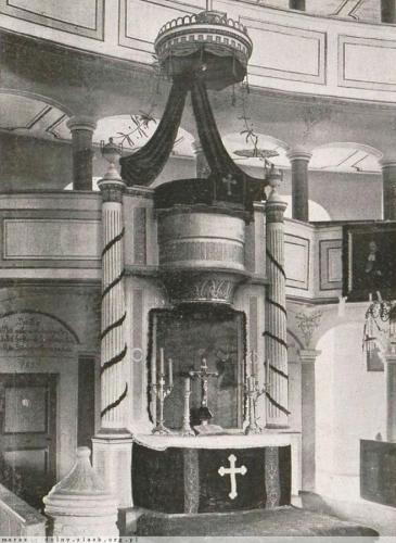Ołtarzoambona we wnętrzu ewangelickiego kościoła w Żeliszowie - początek XX wieku