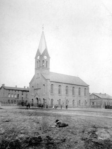 Kościół a zdjęciu z początku XX wieku