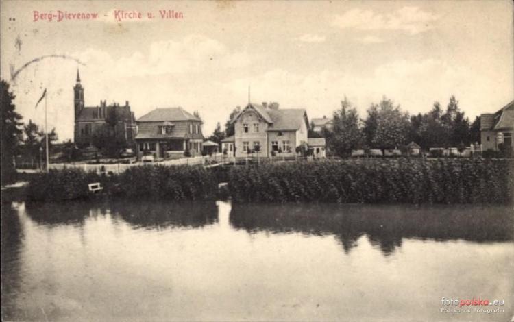 Pozdrowienia z Dziwnowa - 1910 r. Z lewej strony nieistniejący kościół ewangelicki.