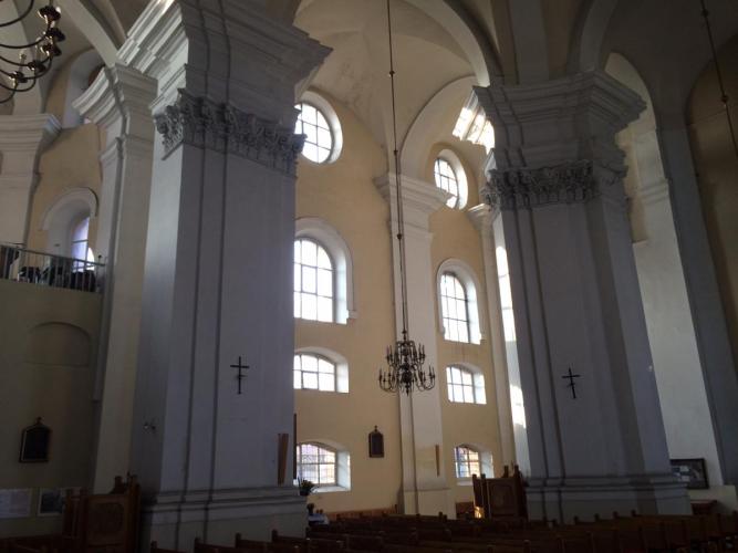 Wnętrze kościoła rzymskokatolickiego p.w. św. Krzyża w Lesznie (dawniej ewangelicko-augsburski Kościół Krzyża)