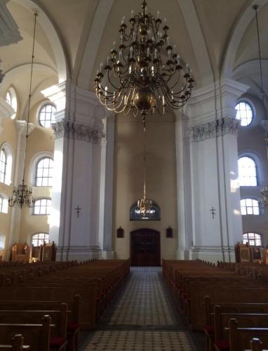 Wnętrze kościoła rzymskokatolickiego p.w. św. Krzyża w Lesznie (dawniej ewangelicko-augsburski Kościół Krzyża)