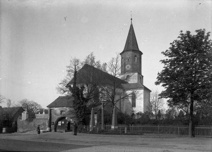 1906 , Nieistniejący kościół ewangelicki i pomnik wojenny w Pieńsku.
