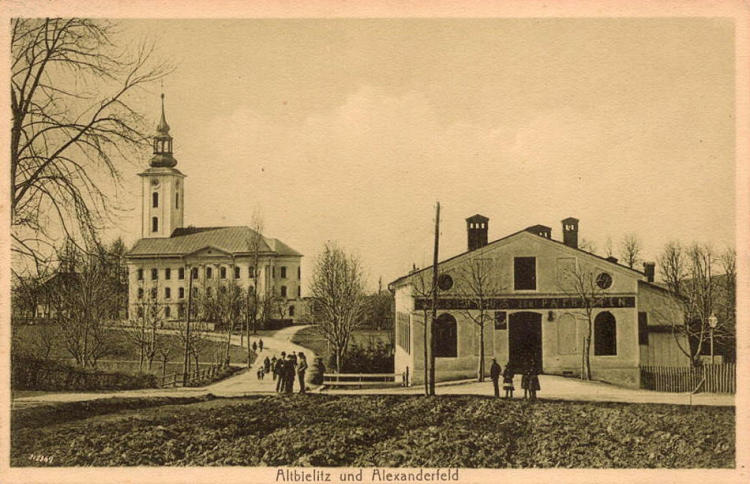 1905 , Rok 1905, po lewej znajdujący się w granicach Starego Bielska kościół Jana Chrziciela, a po prawej gospoda 
