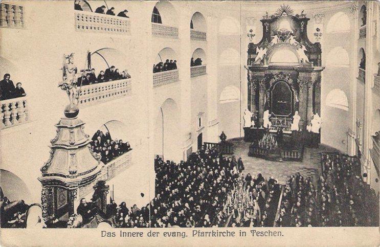 Lata 1900-1918 , Wnętrze kościoła ewangelickiego z charakterystycznymi pawlaczami.