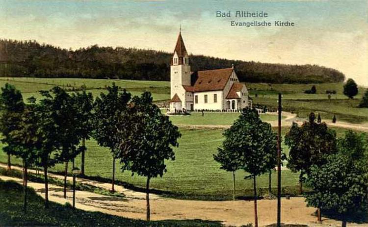 Kościół ewangelicki na kolorowanej przedwojennej pocztówce.