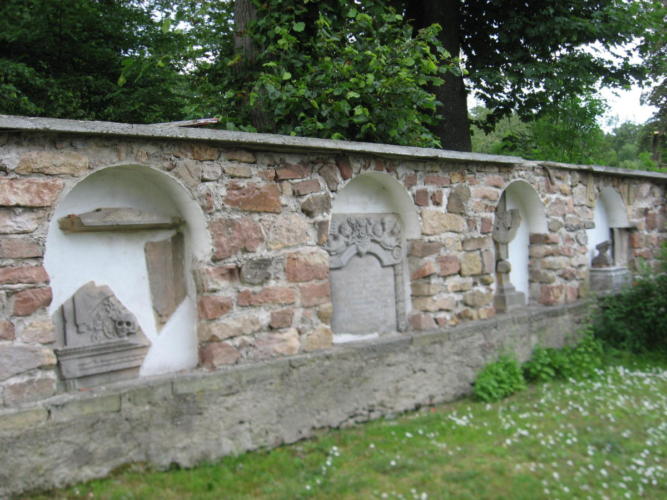 fragment kamiennego muru otaczającego kościół