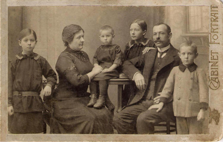 Marta i Fryderyk Gerwin z dziecmi_Artur po prawej