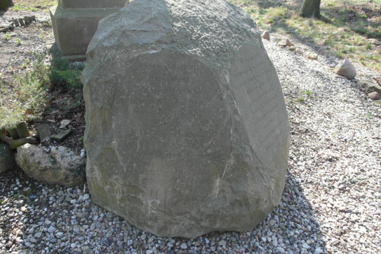 Kamień przed pomnikiem