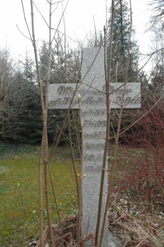 Kamienny krzyż na cmentarzu