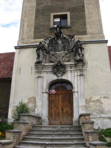 Barokowy portal w przyziemiu wieży
