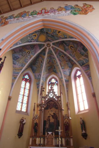 Neogotycki ołtarz główny