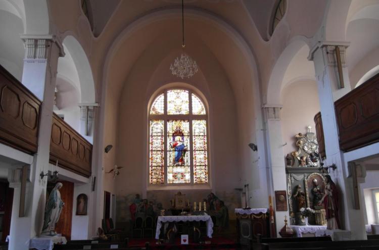 Wnętrze kościoła - ołtarz główny