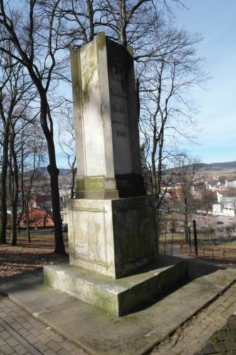 Obelisk na dawnym cmentarzu ewangelickim upamiętniający poległych w kampanii wojennej 1866r.