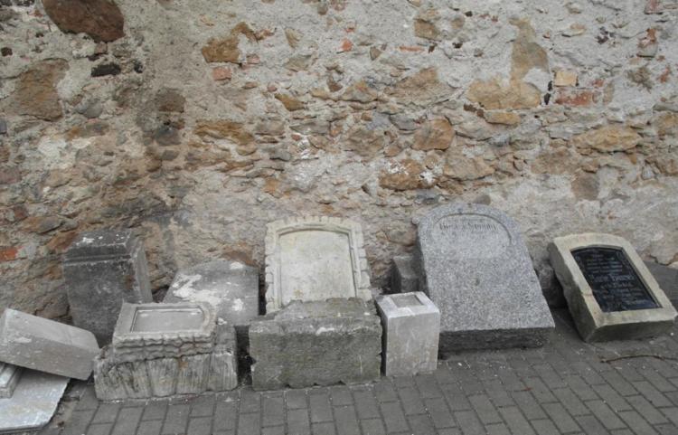 Pozostałości nagrobków