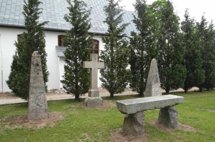 Pozostałości przykościelnego cmentarza