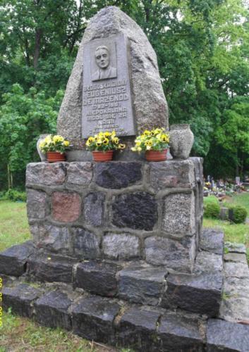 Pomnik upamietniający poległych w I wojnie światowej ze współczesną tablicą
